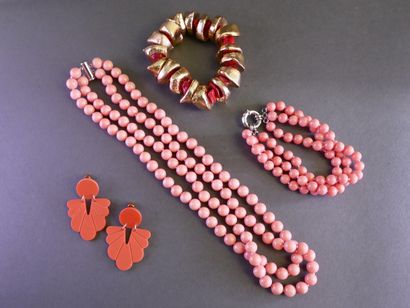 A large collection of costume jewelry, including...
