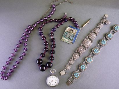 FANTAISIE
ENSEMBLE comprenant :
- deux bracelets...
