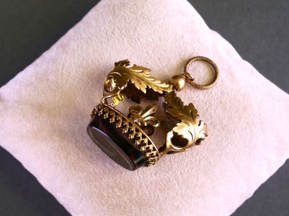 Pendentif sceau à cacheter en forme de couronne...