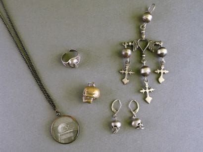 MEMENTO MORI
Ensemble de bijoux fantaisie...