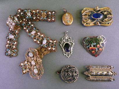 A set of ANTIQUE JEWELRY in gold- or silver-plated...
