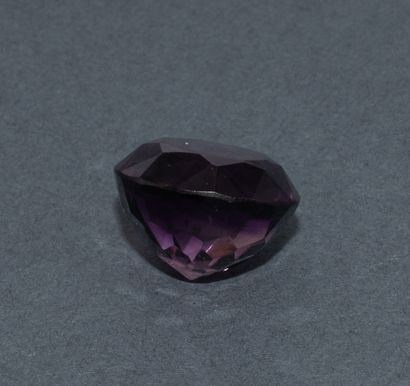 Round-cut amethyst.
Diameter: 13.5 mm.
Weight:...