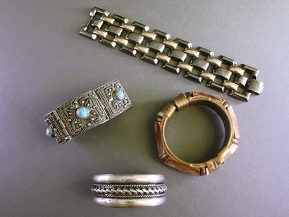 VINTAGE
Ensemble de bijoux fantaisie principalement...