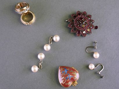 FANTAISIE
ENSEMBLE comprenant :
- deux bracelets...