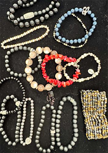 FANTAISIE
ENSEMBLE de bracelets principalement...