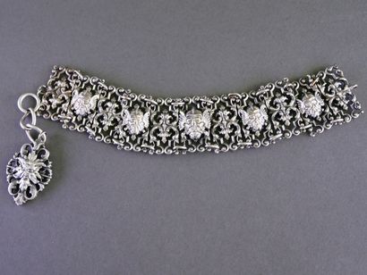 Bracelet en métal argenté formé de plaques...