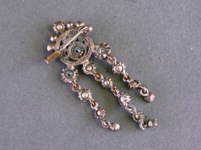VINTAGE
Broche en métal sertie de strass...