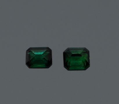 Set of 2 octagonal faceted chromium-bearing...
