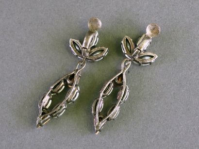 VINTAGE
Pair of dangling clip-on earrings...