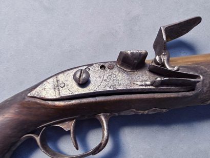 Lot de 2 pistolets incomplets et d’une crosse....
