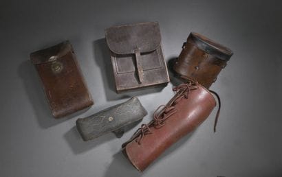 Lot en cuir: paire de jambières, cartouchière,...