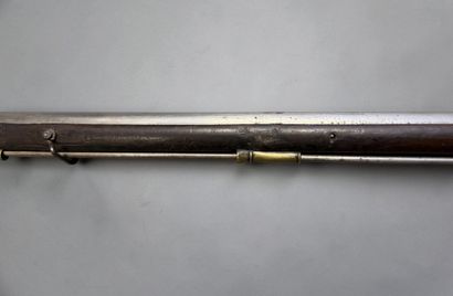 Fusil étranger, avec une platine à silex
Crosse...