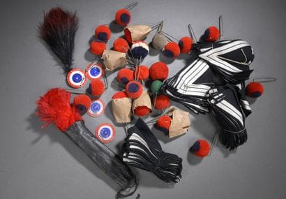 Lot: pompons boules, plumets, bandes de bonnet,...