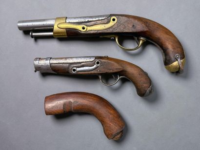 Lot de 2 pistolets incomplets et d’une crosse....