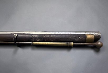 Fusil étranger, avec une platine à silex
Crosse...