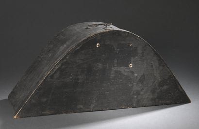 Lot: boite pour bicorne, banderole de giberne,...