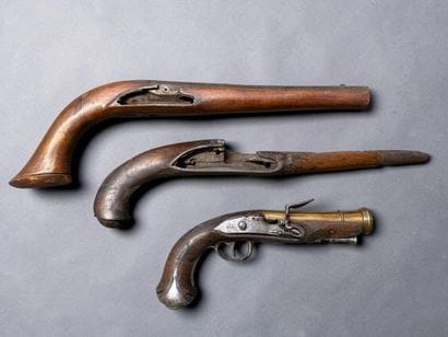 Lot de 2 pistolets incomplets et d’une crosse....