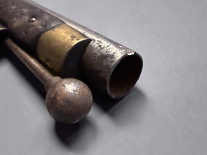 Fusil étranger, avec une platine à silex
Crosse...