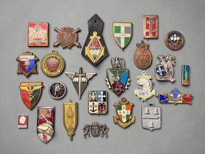 France Lot de 26 (env.) insignes, dont reproductions....