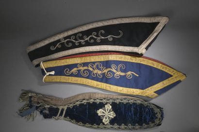 Lot de 2 baudriers porte-épée de suisse d’église,...