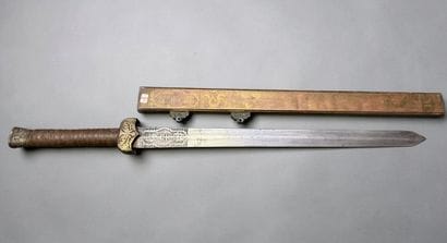 Sabre chinois
Monture et fourreau en laiton,...