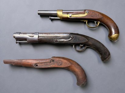 Lot de 2 pistolets incomplets et d’une crosse....