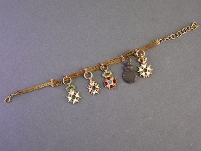BARRETTE d'officier en or 18k (750/°°) comprenant...