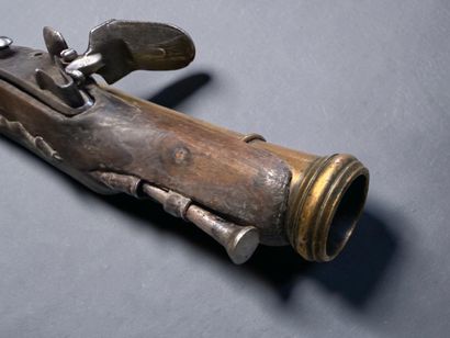Lot de 2 pistolets incomplets et d’une crosse....