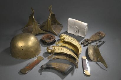 Lot: cartouchière, sangles, poires à poudre,...