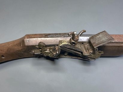 Fusil, à silex, d’Afrique du Nord, dit moukalah
Platine...