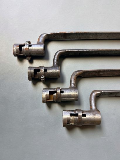 Lot de 2 crosses de fusil, 5 canons, 4 b...