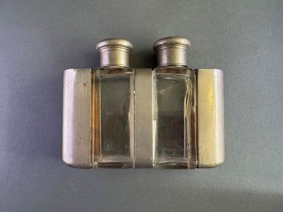 Lot de six flasques en verre, dont une double,...