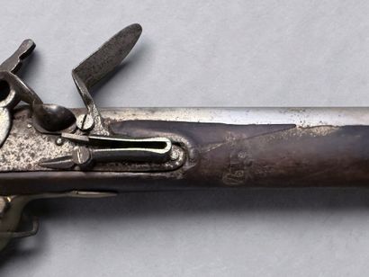 Fusil étranger, avec une platine à silex
Crosse...