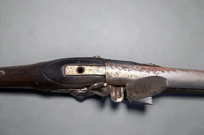 Fusil étranger, avec une platine à silex
Crosse...