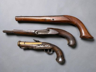Lot de 2 pistolets incomplets et d’une crosse....