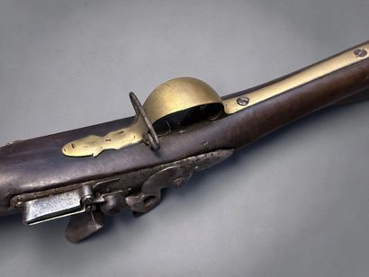 Fusil étranger, avec une platine à silex
Crosse...