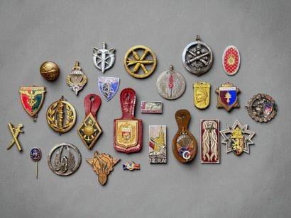 France Lot de 26 (env.) insignes, dont reproductions....