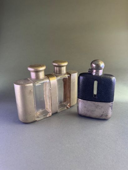 Lot de six flasques en verre, dont une double,...