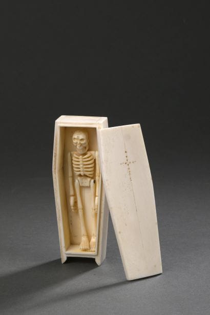 Memento Mori en forme de cercueil contenant...