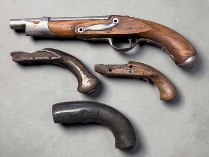Lot de 1 pistolet incomplet et de 3 crosses....