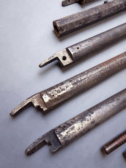 Lot de 2 crosses de fusil, 5 canons, 4 b...