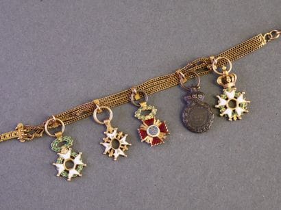 BARRETTE d'officier en or 18k (750/°°) comprenant...