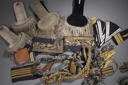 Lot: épaulettes, dragonnes, broderies, galons,...