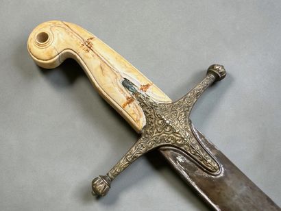 Sabre à l’orientale
Poignée en ivoire. Garde...