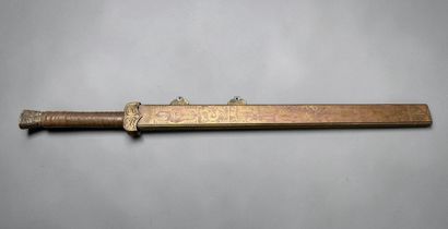 Sabre chinois
Monture et fourreau en laiton,...