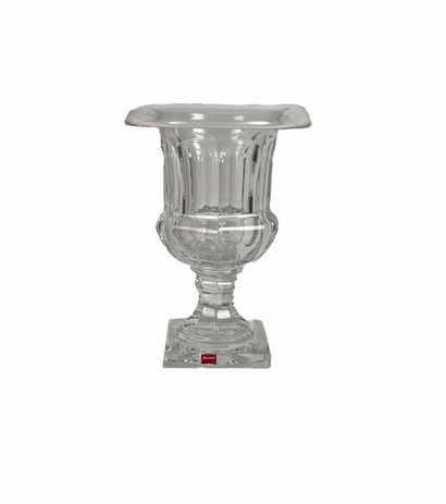 BACCARAT, Modèle Désirée.
Large Medici cut-crystal...