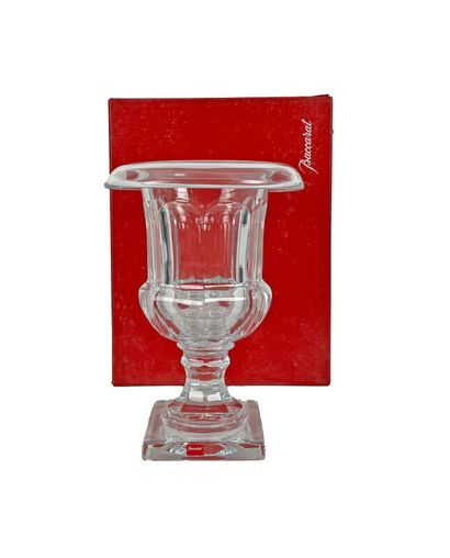BACCARAT, Modèle Désirée.
Large Medici cut-crystal...