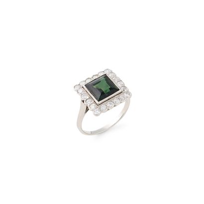 GREEN SAPPHIRE AND DIAMOND RING
This ring...