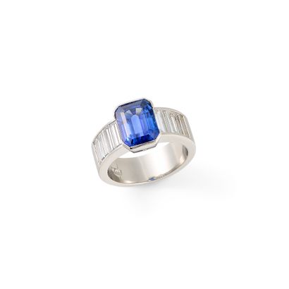 SAPHIR RING
Adorned with an emerald-cut sapphire...