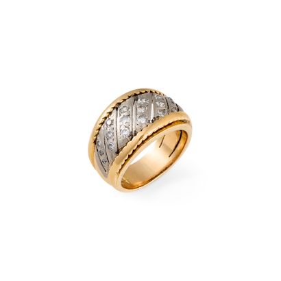 DIAMOND BAND RING
Decorated with a pavé band...